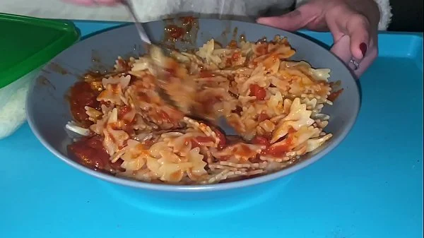 JE MANGE LES PATES AU SPERME DE MON HOMME ET J'ADORE CA !