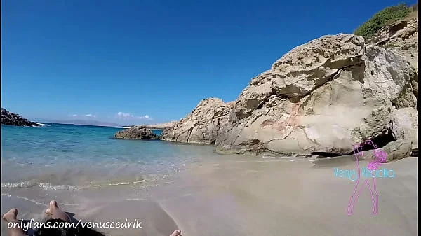 Venus Afrodita follando en una playa pública