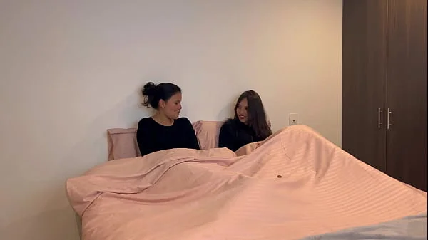 Tengo sexo con la mejor amiga de mi esposo y nos descubren.