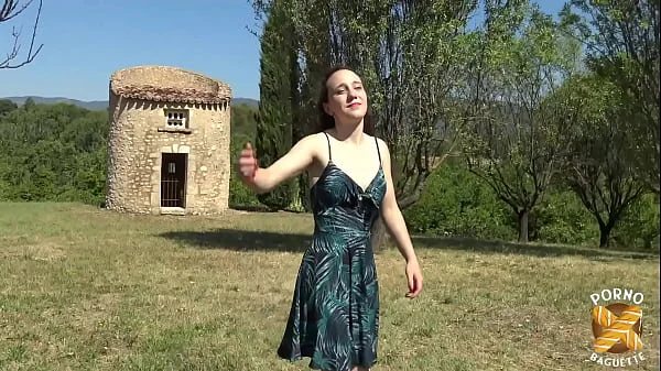 Amandine, jeune coquine, découvre la sodomie dans un gangbang