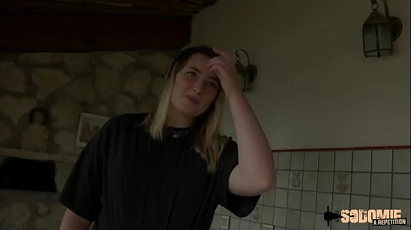 Davina, étudiante coquine, offre son cul pour sa première scène
