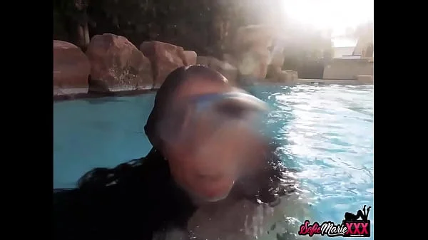 Brunette Cougar Sofie Marie Plays Her Pussy While Underwater