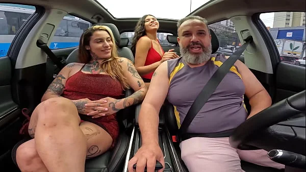 Lexi Mallet faz sua estreia com chave de ouro na maior putaria dentro do carro com Mariana Torres