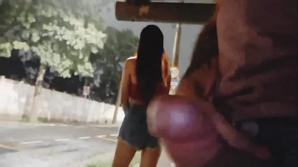 Punheta arriscada para gostosa no ponto de ônibus!