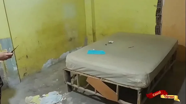 Enteada surpreende padrasto na ausência da mãe.
