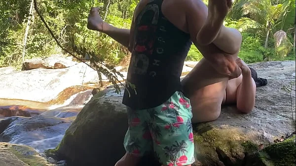 Esposa rabuda gostosa transando no mato