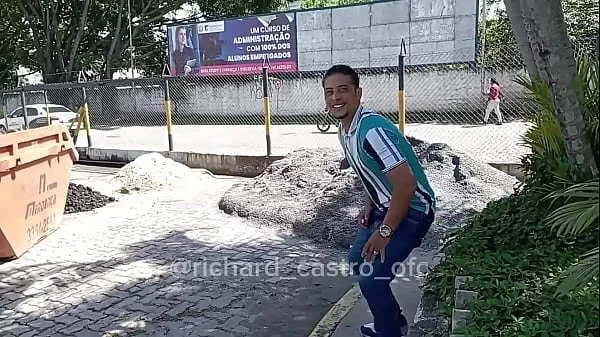 Vazou na Net novinha de 18 anos é flagrada chupando ator porno no ônibus