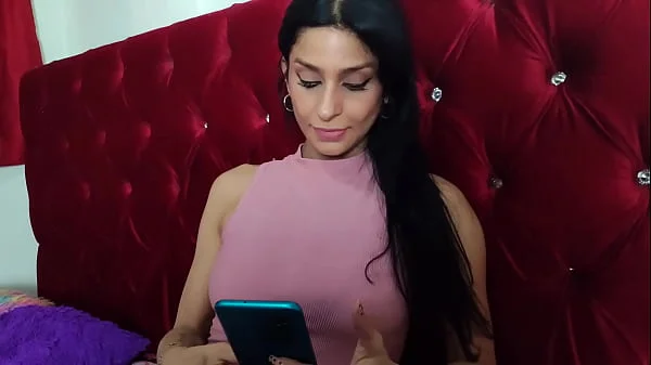 MADRASTRA puta quiere que su hijastro meta su gran polla dentro de su coño de MILF mientras su esposo no esta en casa, a la sexy MADURA le gusta meter toda su polla dentro de su boca hasta que su hijastro se corra