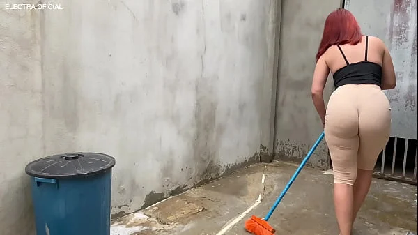 Contratei essa empregada e olha a roupa que ela veio, fiquei louco de tesão, que bunda grande