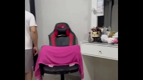 Me pilló masturbándome y me dio vagina como castigo