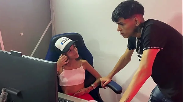 Sexi hermanastra le gusta comerse mi polla entera le encanta que me la folle en 4