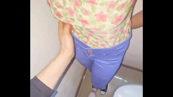Mis amigos estaban cogiendo en los cuartos y me tuve que COGER en el baño de una casa a la morrita enfiestada! En una fiesta de compas