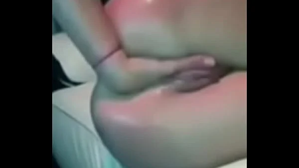 En manque de bite je me fist le cul