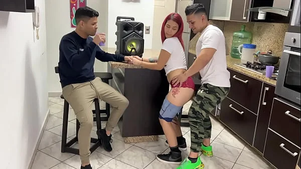 Mi Amigo me presto a su Novia para Bailar con Ella Perreo y le Frote mi Polla en su Culo al Frente de su Novio que es mi Amigo NTR