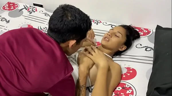 me follo a mi hijastra cuando su madre no esta en casa.