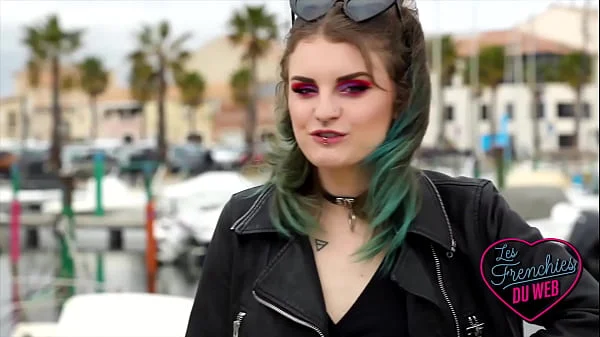 Trixy, jeune coquine, se fait prendre en double
