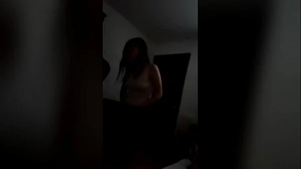 ME ESTABA MASTURBANDO VIENDO PORNO... Y ENTRÓ MI VECINA A PEDIRME UN FAVOR... ENTONCES LE PEDI EL FAVOR Y ME REGALARA UN VIDEO...