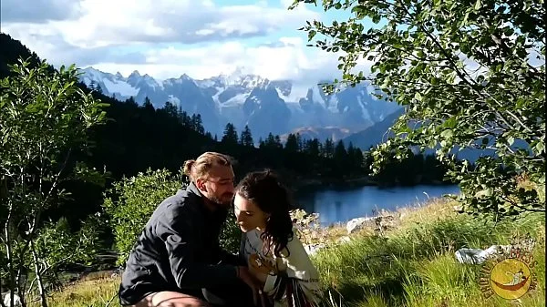 Is the deepthroat more eye-catching than the landscape? Why choosing?