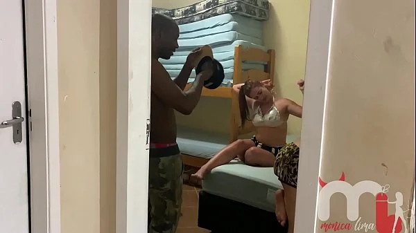 O anão adormeceu e sua namorada acabou caindo na putaria e deu a bucetinha para o pau preto grande. (AMOR E SEXO - Karen Oliver - Pistolinha Ator - Casal Porra Loka)