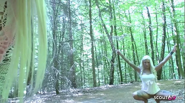 Zwei schlanke deutsche Teen pissen Outdoor im Wald - German Piss