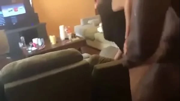 Hombre que comparte a  su novia