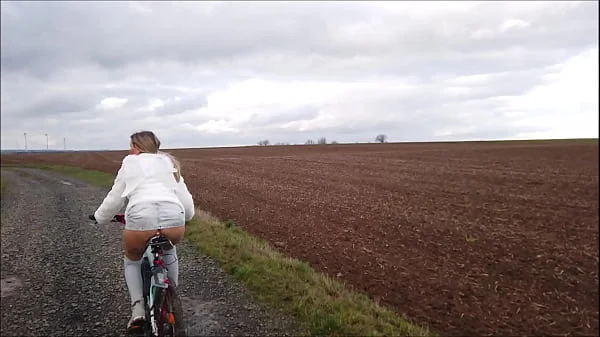 Premiere! Fahrrad in der Öffentlichkeit geil abgefickt!  Teil 2
