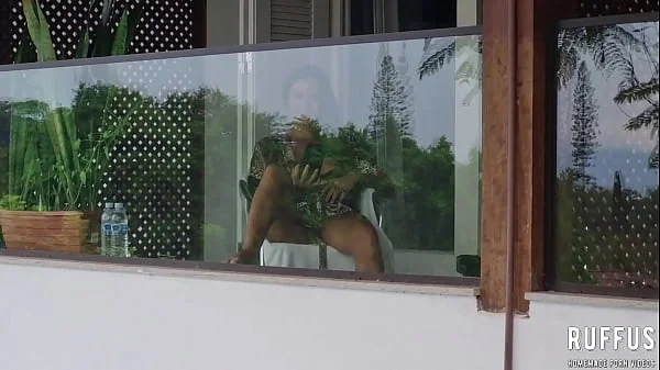Espionando a vizinha vadia se masturbando na varanda