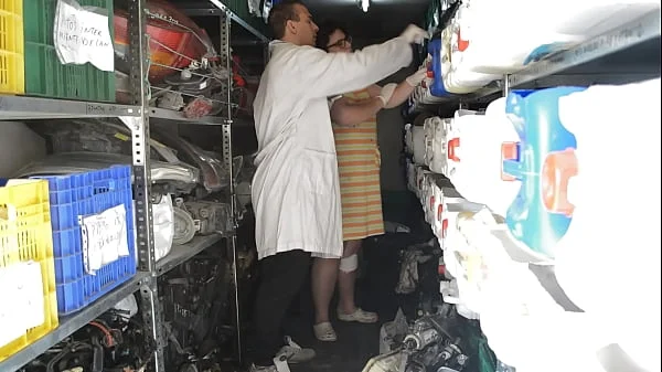 Se folla a la gorda en el almacén de recambios del taller. Es una gorda muy viciosa que quiere que le metan herramientas por el coño