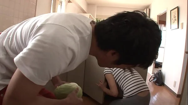https://bit.ly/3lKPvkf ぷっくり膨らんだ肉厚マ○コのマン筋を無防備に晒す友人の彼女に興奮した僕は… パート1.ピタっとした薄手の生地のタイツが股間にくい込んで筋ってる！