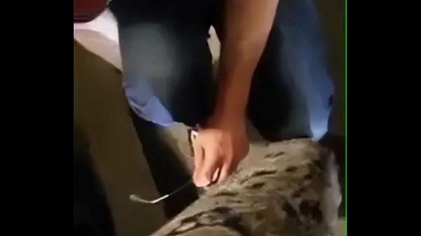 مستريس عربيه تقوم بذل كلبها وخادمها وتشتمه وتسبه في مكان عام الجزء التاني