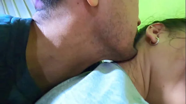 Infidelidad, ella habla con su esposo mientras la cojo de perrito