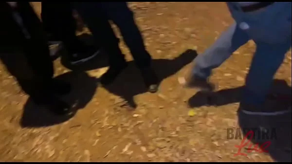 fui em uma praca publica e transei com varios desconhecidos. Gozei e ganhei muita porra com Izabela pimenta