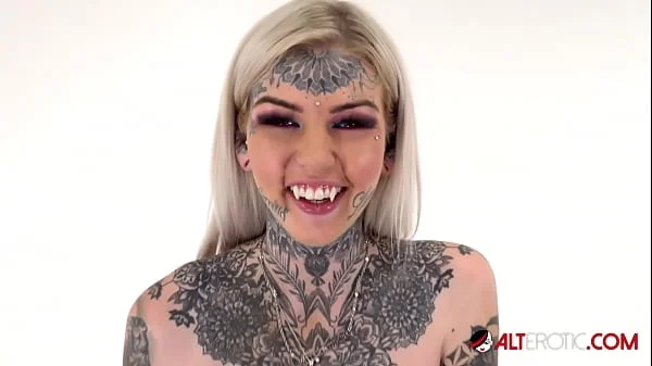 Tattooed Amber Luke rides the tremor for the first time