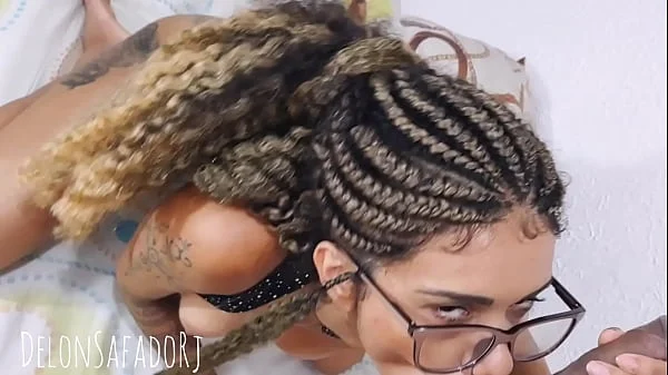 Irmãzinha safada veio me consolar e acabou com plug no cuzinho e bucetinha cheia de leite  | Mih Ninfetinha