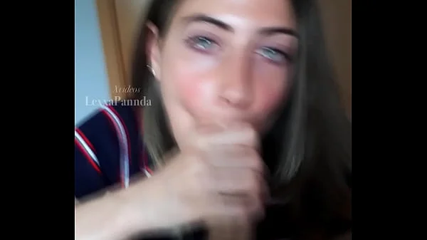 MAMADA DE PETITE TEEN , HERMANASTRA CON OJOS BONITOS CHUPA MUY BIEN MI POLLA
