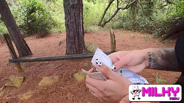 Ofreciendo dinero a chica sexy en el bosque a cambio de sexo