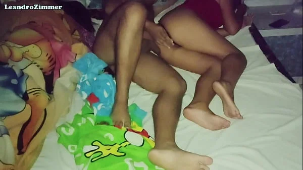 Esposa coloca una cámara escondida por que sabe que su esposo le es infiel con su hermanastra en las noches / descubre que se la folla hasta en la misma cama / LeandroZimmer / ChloeBearwolf