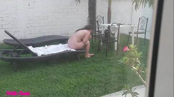 grabe a mi cuñada tomando el sol desnuda y masturbandose en el jardin