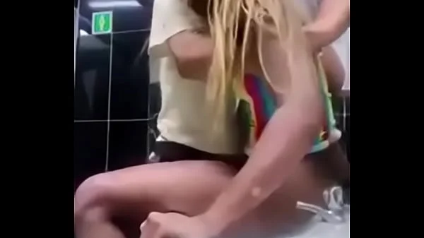 Baise fort avec ma copine devant son ami en boîte de nuit